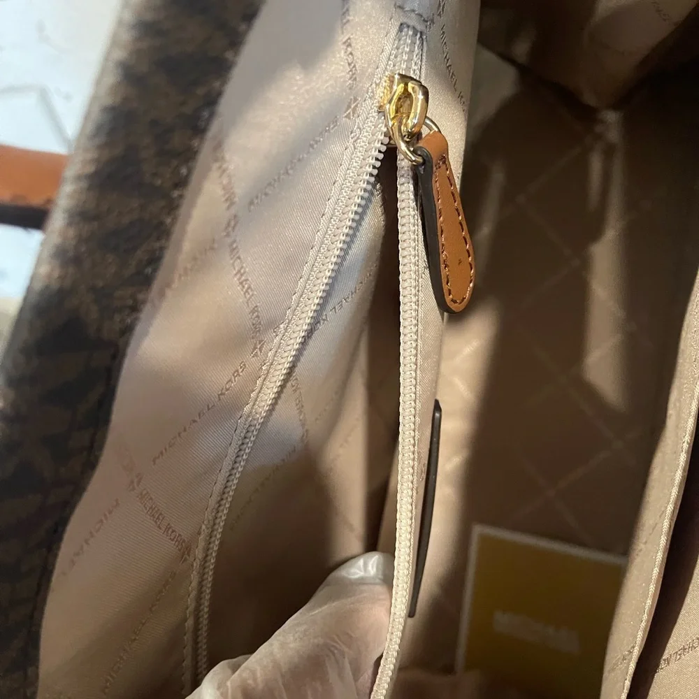 POST HOLIDAY SALE! 🔥MICHAEL KORS MIRELLA TOTE! - Picture 8 of 10